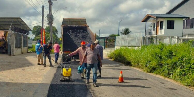 Tsang: ‘Achterstand in onderhoud infrastructuur, maar eerste resultaten stemmen hoopvol’ 1 ow weg asfalt Minister Tsang werkt hard aan het inhalen van achterstallig onderhoud en ziet hoopvolle resultaten. Ontdek hoe dit jouw leefomgeving verbetert in het volledige artikel.