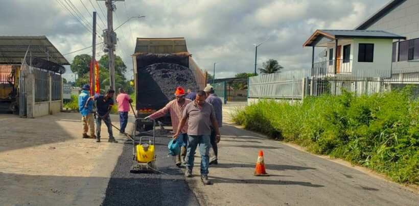 ow weg asfalt Minister Tsang werkt hard aan het inhalen van achterstallig onderhoud en ziet hoopvolle resultaten. Ontdek hoe dit jouw leefomgeving verbetert in het volledige artikel.
