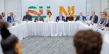 roundtable President Simons, die bij het slotgedeelte aanschoof, noemde de samenwerking met Nederland strategisch logisch vanwege de gedeelde taal, juridische overeenkomsten en de historische band. Zij wees daarnaast op het belang van economische diversificatie en local content, met de ontwikkeling van olie en gas als mogelijke financieringsbron voor een weerbaardere economie. Volgens het staatshoofd biedt ook de CARICOM-regio, met een markt van miljoenen consumenten, kansen voor Surinaamse producten. Daarbij is het volgens haar essentieel dat Suriname en partners samen kijken hoe de toegang tot Nederland kan worden verbeterd en aan welke voorwaarden moet worden voldaan.