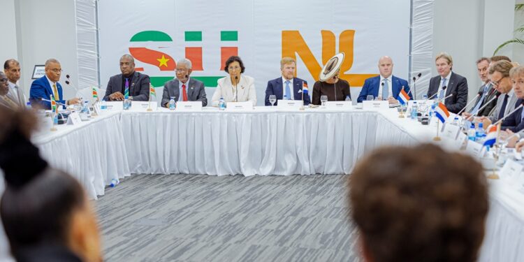 roundtable President Simons, die bij het slotgedeelte aanschoof, noemde de samenwerking met Nederland strategisch logisch vanwege de gedeelde taal, juridische overeenkomsten en de historische band. Zij wees daarnaast op het belang van economische diversificatie en local content, met de ontwikkeling van olie en gas als mogelijke financieringsbron voor een weerbaardere economie. Volgens het staatshoofd biedt ook de CARICOM-regio, met een markt van miljoenen consumenten, kansen voor Surinaamse producten. Daarbij is het volgens haar essentieel dat Suriname en partners samen kijken hoe de toegang tot Nederland kan worden verbeterd en aan welke voorwaarden moet worden voldaan.