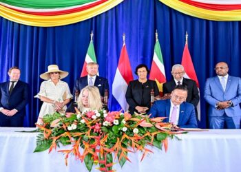 samenwerking Sme NL Volgens de persverklaring vond bij de ontvangst op het Presidentieel Paleis, naast het protocollaire gedeelte, eerst een tête-à-tête plaats met het koningspaar. Daarbij was ook Glen Geerlings, de echtgenoot van president Jenny Simons, aanwezig.