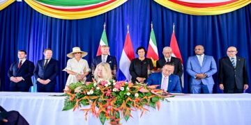 samenwerking Sme NL Volgens de persverklaring vond bij de ontvangst op het Presidentieel Paleis, naast het protocollaire gedeelte, eerst een tête-à-tête plaats met het koningspaar. Daarbij was ook Glen Geerlings, de echtgenoot van president Jenny Simons, aanwezig.