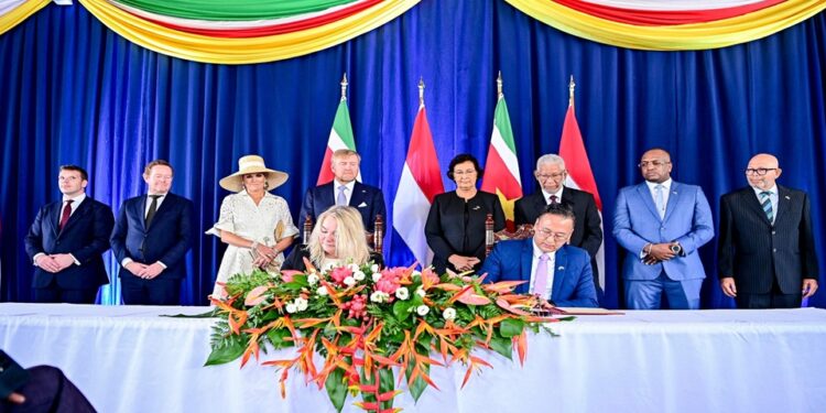 samenwerking Sme NL Volgens de persverklaring vond bij de ontvangst op het Presidentieel Paleis, naast het protocollaire gedeelte, eerst een tête-à-tête plaats met het koningspaar. Daarbij was ook Glen Geerlings, de echtgenoot van president Jenny Simons, aanwezig.