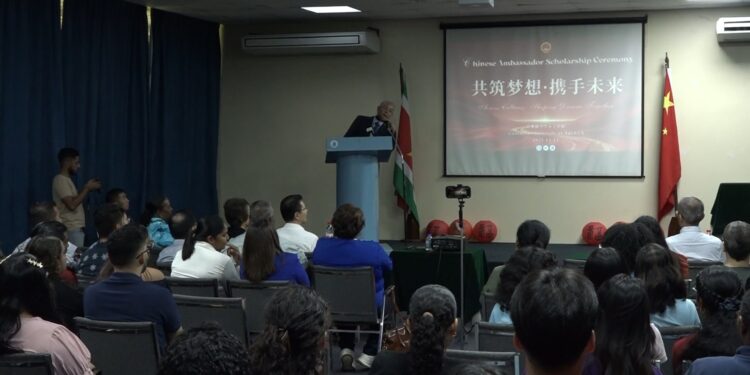 Surinaamse studenten krijgen beurzen uitgereikt 1 scholarship Acht Surinaamse studenten ontvingen beurzen voor hun uitmuntende prestaties in de Chinese Bridge competitie. Ontdek hun inspirerende verhaal en kansen voor de toekomst. Lees meer!