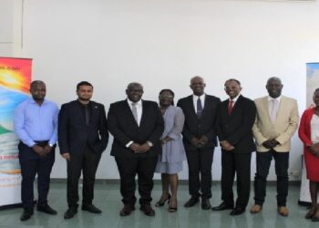 slm directeur nieuw Tijdens een Algemene Vergadering van Aandeelhouders (AVA) in de vergaderzaal van het Surinam Airways-hoofdkantoor aan de J. Lachmonstraat 136, is Johan Sandie vanochtend benoemd tot directeur van Surinam Airways. De benoeming gaat officieel in op 4 december 2025.