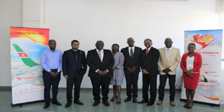 slm directeur nieuw Tijdens een Algemene Vergadering van Aandeelhouders (AVA) in de vergaderzaal van het Surinam Airways-hoofdkantoor aan de J. Lachmonstraat 136, is Johan Sandie vanochtend benoemd tot directeur van Surinam Airways. De benoeming gaat officieel in op 4 december 2025.