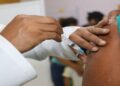 PAHO waarschuwt voor toename griepvariant A(H3N2) en roept Amerika’s op tot vaccinatie en waakzaamheid 2 vaccinatie Paho 1 PAHO waarschuwt voor stijging van griepvariant A(H3N2) en benadrukt vaccinatie en waakzaamheid, vooral voor kwetsbaren. Lees verder voor belangrijke tips en adviezen.