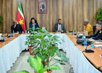 veiligheidsbonden President Simons bespreekt loonafspraken met veiligheidsbonden, maar verhogingen komen pas volgend jaar en gelden landelijk. Lees verder voor alle details en ontwikkelingen.