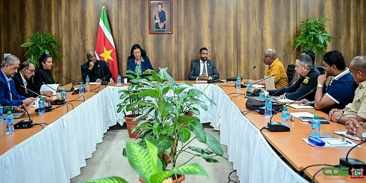 veiligheidsbonden President Simons bespreekt loonafspraken met veiligheidsbonden, maar verhogingen komen pas volgend jaar en gelden landelijk. Lees verder voor alle details en ontwikkelingen.