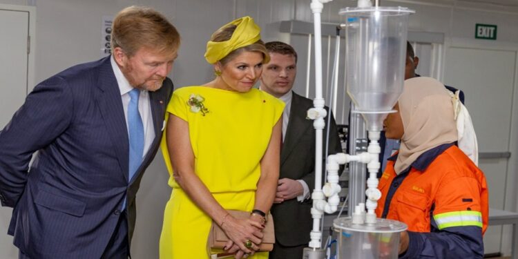 Het koningspaar krijgt een rondleiding op het Natin. beeld: CDS