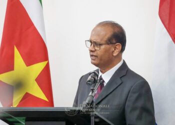 zijne majesteit koning willem alexander en hare majesteit koningin maxima 12 NDP-fractieleider Rabin Parmessar heeft tijdens de buitengewone openbare vergadering van De Nationale Assemblee (DNA) in het kader van het staatsbezoek van koning Willem-Alexander en koningin Máxima gepleit voor praktische en structurele verbeteringen in de relatie tussen Suriname en Nederland. Volgens Parmessar moet het partnerschap tussen beide landen “volwassen, zakelijk en wederzijds versterkend” worden ingevuld, met concrete resultaten voor burgers en ondernemers.