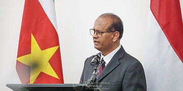 zijne majesteit koning willem alexander en hare majesteit koningin maxima 12 NDP-fractieleider Rabin Parmessar heeft tijdens de buitengewone openbare vergadering van De Nationale Assemblee (DNA) in het kader van het staatsbezoek van koning Willem-Alexander en koningin Máxima gepleit voor praktische en structurele verbeteringen in de relatie tussen Suriname en Nederland. Volgens Parmessar moet het partnerschap tussen beide landen “volwassen, zakelijk en wederzijds versterkend” worden ingevuld, met concrete resultaten voor burgers en ondernemers.