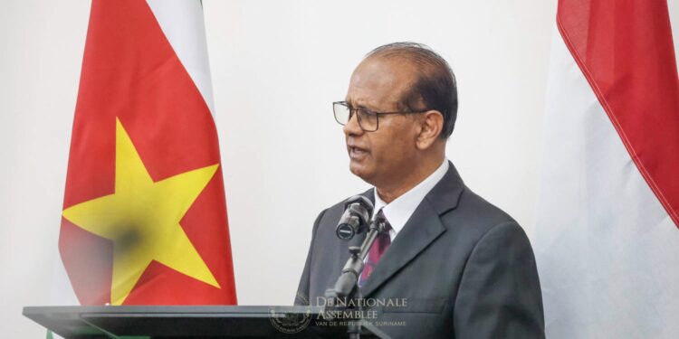 zijne majesteit koning willem alexander en hare majesteit koningin maxima 12 NDP-fractieleider Rabin Parmessar heeft tijdens de buitengewone openbare vergadering van De Nationale Assemblee (DNA) in het kader van het staatsbezoek van koning Willem-Alexander en koningin Máxima gepleit voor praktische en structurele verbeteringen in de relatie tussen Suriname en Nederland. Volgens Parmessar moet het partnerschap tussen beide landen “volwassen, zakelijk en wederzijds versterkend” worden ingevuld, met concrete resultaten voor burgers en ondernemers.