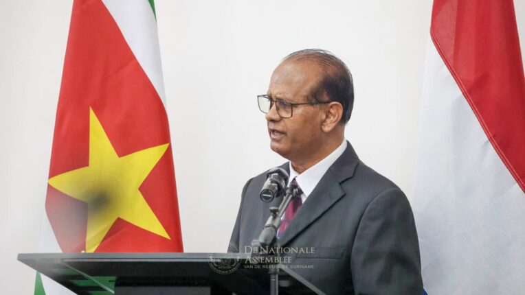 zijne majesteit koning willem alexander en hare majesteit koningin maxima 12 NDP-fractieleider Rabin Parmessar heeft tijdens de buitengewone openbare vergadering van De Nationale Assemblee (DNA) in het kader van het staatsbezoek van koning Willem-Alexander en koningin Máxima gepleit voor praktische en structurele verbeteringen in de relatie tussen Suriname en Nederland. Volgens Parmessar moet het partnerschap tussen beide landen “volwassen, zakelijk en wederzijds versterkend” worden ingevuld, met concrete resultaten voor burgers en ondernemers.