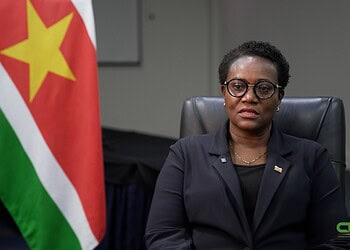0517386f 8216 421e a695 daa64154ed6c Minister Wijnerman deelt hoe Suriname de overheidsfinanciën beheert ondanks uitdagingen en nieuwe obligaties. Lees verder voor het volledige verhaal.