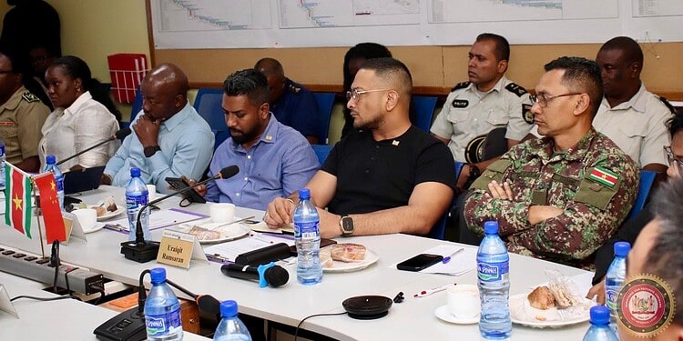 Regeringsdelegatie bezoekt Zijin/Rosebel na dodelijk incident en vernielingen 1 07918266 6112 42cc 852a 6a89f350e28e Een delegatie van de regering, bestaande uit de ministers van Defensie, Natuurlijke Hulpbronnen, Regionale Ontwikkeling en Justitie en Politie, heeft donderdag 29 januari een werkbezoek gebracht aan Zijin/Rosebel Gold Mines N.V.