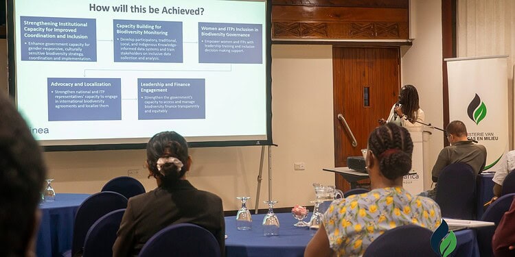 Stakeholders valideren consultatieresultaten voor BioGov-programma 1 2026.01.26 Validatiemeeting BIOGOV 28 1536x1024 1 Het vijfjarige programma wordt gefinancierd door Global Affairs Canada en uitgevoerd door Alinea International, met het ministerie van Olie, Gas en Milieu als focal point. Het project bevindt zich momenteel in de baselinefase; sinds november 2025 zijn verschillende stakeholders geconsulteerd om inzicht te krijgen in bestaande inspanningen, kansen en hiaten binnen het biodiversiteitsbeheer.