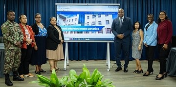 2026.01.30 BIS 07 Launch website RIS Minister Melvin Bouva van Buitenlandse Zaken, Internationale Handel en Samenwerking (BIS) heeft vrijdag de officiële lancering verricht van de website van de Raad Internationale Sancties (RIS). Volgens BIS markeert het platform een belangrijke stap in het vergroten van transparantie, het naleven van internationale verplichtingen en het versterken van samenwerking tussen overheid en bedrijfsleven.