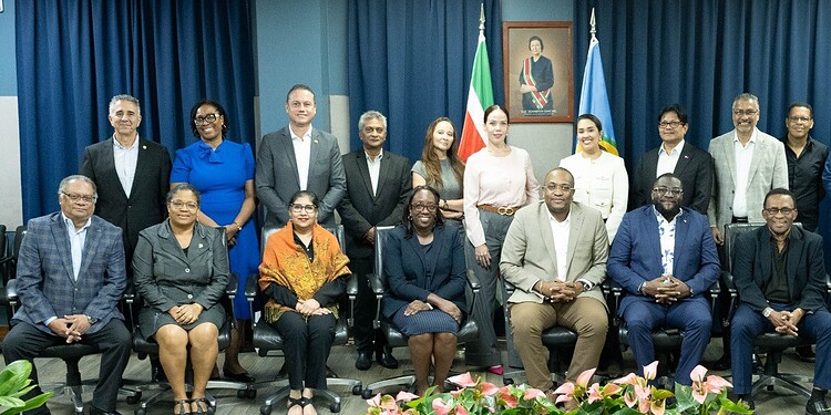 BIS kondigt Diplomatieke Week en Heritage Month aan tijdens briefing honorair consuls 1 2344ed78 0d5d 4505 acc8 b819d9e995df Minister Melvin Bouva van Buitenlandse Zaken, Internationale Handel en Samenwerking (BIS) heeft op woensdag 28 januari 2026 een briefing gehouden met het Corps Honorair Consuls. De sessie volgde kort na een ontmoeting met het Corps Diplomatique eerder op dezelfde dag.