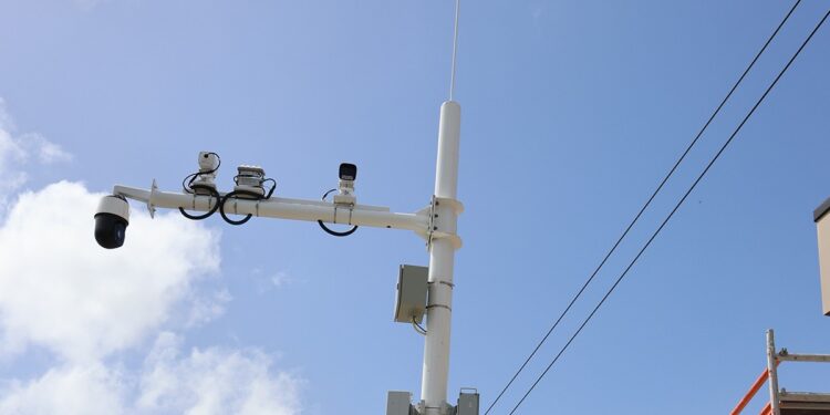 495433546 728205439878647 6139233746889559360 n e1769602024599 Het directoraat e-Government meldt dat er de afgelopen dagen sprake is van een reeks gerichte vernielingen aan het Safe City-netwerk. De melding werd gedaan op dinsdag 27 januari 2026. Directeur Llydion Dalfour zegt dat op verschillende plekken distributiekabels zijn doorgeknipt, met als gevolg dat camera’s op die locaties niet (volledig) functioneren.