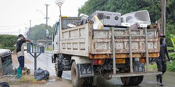 519e2516 090e 4d80 ab81 187842e426cb Waarnemend OGA-directeur Anwar Moenne zegt in gesprek met de Communicatiedienst Suriname (CDS) dat het verzoek voor de opruiming afkomstig is van het ministerie van Volksgezondheid, Welzijn en Arbeid (VWA). De ophaal van grofvuil staat ook gepland voor de wijken Clevia en Geyersvlijt in Paramaribo en voor Tamansarie en Richelieu in het district Commewijne.