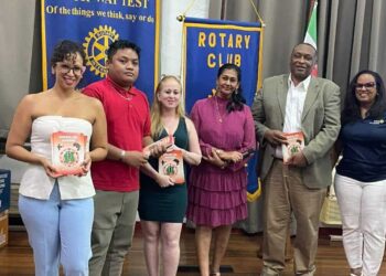 600362371 1156362820044786 5854533167057817073 n e1767887602637 De Rotary Club of Paramaribo Residence heeft in december een informatieve folder over sikkelcelziekte overhandigd aan hematoloog dr. Oldenstam van het ’s Lands Hospitaal (SVZ) en haar verpleegkundige collega’s.