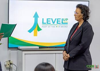 606537c1 17a8 4027 99b9 61314fe77d13 President Jennifer Simons heeft vrijdag 30 januari 2026 haar waardering uitgesproken voor de introductie van het Level Up-krediet van de Nationale Ontwikkelingsbank van Suriname (NOB). De investeringsfaciliteit valt onder het Productie Krediet Fonds (PKF) en is speciaal bedoeld voor jonge ondernemers van 18 tot en met 27 jaar.
