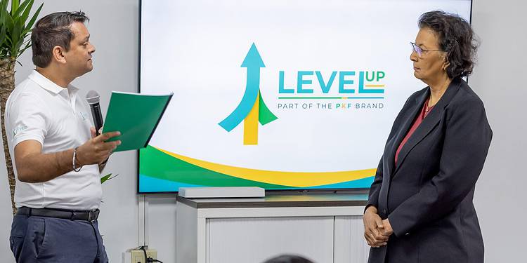 President Jennifer Simons: “Level Up-krediet moet jongeren naar productie en welvaart leiden” 1 606537c1 17a8 4027 99b9 61314fe77d13 President Jennifer Simons heeft vrijdag 30 januari 2026 haar waardering uitgesproken voor de introductie van het Level Up-krediet van de Nationale Ontwikkelingsbank van Suriname (NOB). De investeringsfaciliteit valt onder het Productie Krediet Fonds (PKF) en is speciaal bedoeld voor jonge ondernemers van 18 tot en met 27 jaar.