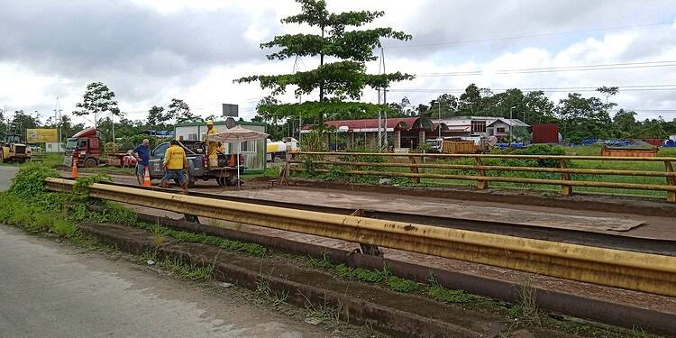611709325 1280840264071566 8649074011674476971 n Het gat in de Parakreekbrug is tijdelijk gedicht, waardoor auto’s en bussen weer veilig kunnen passeren. Lees verder voor meer details over de maatregelen.