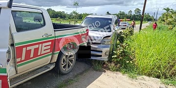 611915267 122337735248001925 6126307802658512492 n Drie voertuigen, waaronder een politieauto, raakten betrokken bij een aanrijding in Wanica. De bestuurder was dronken en vluchtte. Lees verder voor alle details.