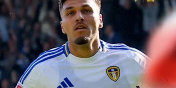 613003315 122277660866206057 4415145839650466462 n e1767896172247 Joël Piroe kiest ervoor zijn interlands voor Suriname te spelen, zo bevestigt de 26-jarige spits van Leeds United aan Voetbalzone. De Wijchense aanvaller hoopt met het land van zijn vader zich te plaatsen voor het WK.