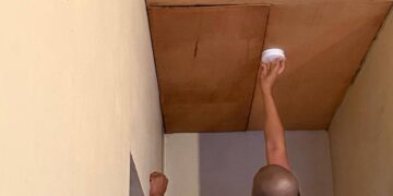 615329994 890209656711806 1472135813820561744 n e1768350499994 Het Korps Brandweer Suriname is maandag 12 januari 2026 in samenwerking met Stichting Hart van Goud gestart met een rookmeldersproject in volksbuurten. In het kader van het initiatief zullen rookmelders worden uitgedeeld aan bewoners, waarbij ook uitleg wordt gegeven over het juiste gebruik en de werking ervan.