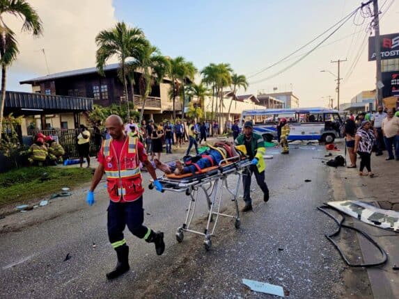 616308882 994654549815056 8736304605065512140 n President Simons en minister Monorath betuigen hun medeleven na een zwaar ongeluk met doden en gewonden. Lees verder voor alle
