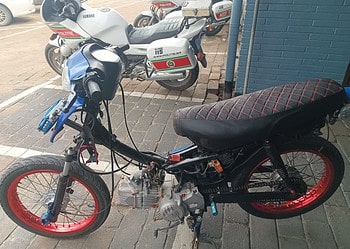 621184618 998833009397210 7269669517289728047 n De Motor Surveillance Dienst (MSD) van Regio West heeft woensdag 21 januari 2026 een bromfiets met opgevoerde motor in beslag genomen tijdens reguliere surveillances.