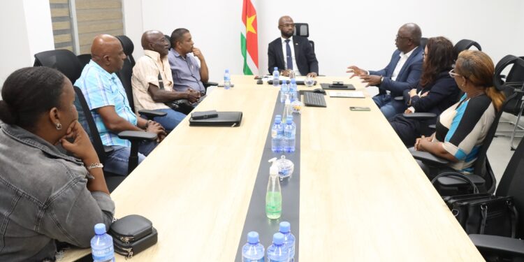 Rapport waarschuwt: na opheffing Bureau Dak- en Thuislozen ontbreekt structurele aanpak 1 621695050 1307222758106691 1821955634692882991 n De Werkgroep Dak- en Thuislozen heeft op dinsdag 27 januari 2026 haar evaluatierapport over de dak- en thuislozen problematiek in Suriname overhandigd aan minister André Misiekaba van Volksgezondheid, Welzijn en Arbeid (VWA). Het rapport bevat een raamwerk met aanbevelingen voor een duurzame en structurele aanpak van de groeiende problematiek.