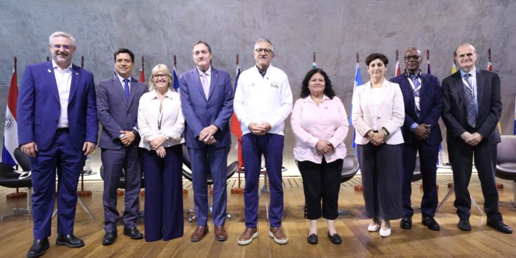 91fd2b4a 8410 22e9 e7b0 b89d91d55000 De Alliantie voor Primary Health Care (PHC) in de Amerika’s – een initiatief van PAHO, de Wereldbank en de IDB – bestaat twee jaar en heeft Bolivia en Uruguay formeel als leden verwelkomd. Tijdens een regionaal forum in Rio de Janeiro werden ook nieuwe investeringsafspraken benadrukt.