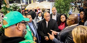 Ambassadeur Panka Publiek private samenwerking onmisbaar voor toekomst toerisme 2 Nederland blijft volgens de ambassadeur al jaren de grootste herkomstmarkt voor toeristen die Suriname bezoeken. Dat vraagt om een consequente en doordachte aanwezigheid op platforms zoals de Vakantiebeurs. Panka benadrukt dat zichtbaarheid, relatiebeheer en productontwikkeling in Nederland daarom structureel aandacht moeten krijgen. Daarbij hoort ook het blijven vernieuwen van het toeristisch aanbod en het beter afstemmen op de verwachtingen van de Nederlandse markt.