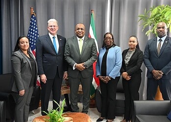 BIS 28126 2 Minister Melvin Bouva van Buitenlandse Zaken, Internationale Handel en Samenwerking (BIS) heeft dinsdag 27 januari 2026 de ambassadeur van de Verenigde Staten van Amerika, Robert J. Faucher, ontvangen voor een afscheidsbezoek. Het onderhoud stond in het teken van het einde van Fauchers diplomatieke missie in Suriname.