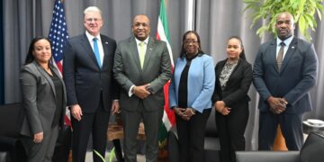 BIS 28126 2 Minister Melvin Bouva van Buitenlandse Zaken, Internationale Handel en Samenwerking (BIS) heeft dinsdag 27 januari 2026 de ambassadeur van de Verenigde Staten van Amerika, Robert J. Faucher, ontvangen voor een afscheidsbezoek. Het onderhoud stond in het teken van het einde van Fauchers diplomatieke missie in Suriname.