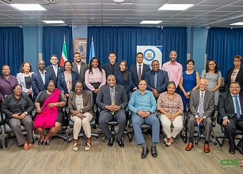 Diplomatie moet leiden tot beleid dat werkt en effectief is voor de samenleving 9 Minister Melvin Bouva (BIS) heeft vrijdag 9 januari 2026 tijdens de certificaatuitreiking van de Suriname Diplomatic Course 2025 benadrukt dat diplomatie moet uitmonden in beleid dat zichtbaar werkt voor de samenleving. Volgens hem moeten posten meetbare resultaten leveren op het vlak van handel, investeringen, klimaatfinanciering en strategische partnerschappen.