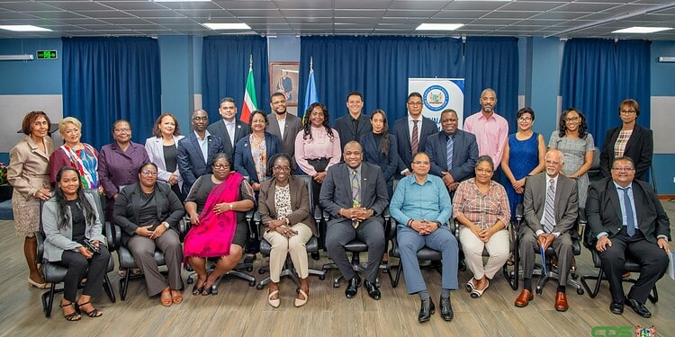 Diplomatie moet leiden tot beleid dat werkt en effectief is voor de samenleving 9 Minister Melvin Bouva (BIS) heeft vrijdag 9 januari 2026 tijdens de certificaatuitreiking van de Suriname Diplomatic Course 2025 benadrukt dat diplomatie moet uitmonden in beleid dat zichtbaar werkt voor de samenleving. Volgens hem moeten posten meetbare resultaten leveren op het vlak van handel, investeringen, klimaatfinanciering en strategische partnerschappen.