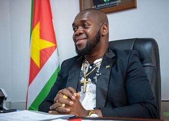 Directeur Melkcentrale zet in op herstel kwaliteit en toekomstgericht beleid 6 Monché Atompai, sinds 21 november 2025 directeur van de Melkcentrale Paramaribo (MCP), zegt dat het bedrijf zich inzet op herstel, kwaliteitsverbetering en een toekomstgericht beleid, na een periode van interne schandalen en een lopend politieonderzoek.