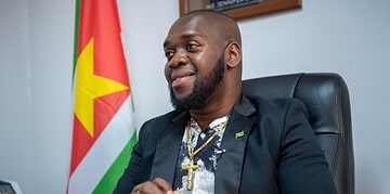 Directeur Melkcentrale zet in op herstel kwaliteit en toekomstgericht beleid 6 Monché Atompai, sinds 21 november 2025 directeur van de Melkcentrale Paramaribo (MCP), zegt dat het bedrijf zich inzet op herstel, kwaliteitsverbetering en een toekomstgericht beleid, na een periode van interne schandalen en een lopend politieonderzoek.