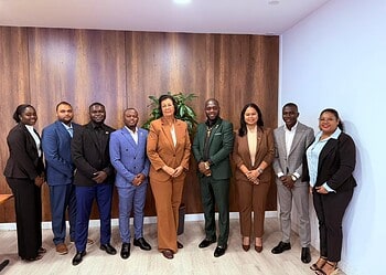 Directie Melkcentrale presenteert plannen aan president Simons 1 De directie van de Melkcentrale Paramaribo (MCP) heeft president Jennifer Simons geïnformeerd over nieuwe plannen die het bedrijf wil uitrollen, waaronder export, een mogelijke buitenlandse dochteronderneming en uitbreiding van het assortiment. Dat gebeurde tijdens een officiële kennismakingsbijeenkomst op het Kabinet van de President op woensdag 28 januari 2026.