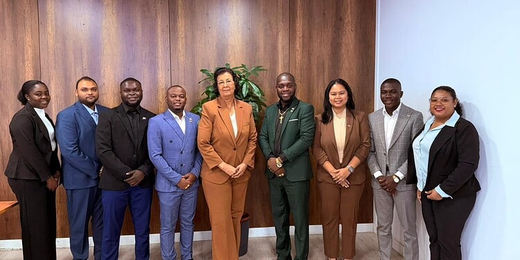 Directie Melkcentrale presenteert plannen aan president Simons 1 De directie van de Melkcentrale Paramaribo (MCP) heeft president Jennifer Simons geïnformeerd over nieuwe plannen die het bedrijf wil uitrollen, waaronder export, een mogelijke buitenlandse dochteronderneming en uitbreiding van het assortiment. Dat gebeurde tijdens een officiële kennismakingsbijeenkomst op het Kabinet van de President op woensdag 28 januari 2026.