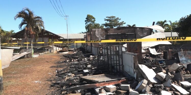 Deel havo 4 afgebrand op mysterieuze wijze 1 HAVO MinOWC werkt aan een tijdelijke oplossing om het onderwijs bij HAVO 4 aan de Passiebloemstraat te hervatten, nadat een deel van het schoolcomplex in de vroege ochtenduren is afgebrand. Vier lokalen, het directiekantoor en de administratie zijn vernietigd. Ongeveer 305 studenten zijn hierdoor voorlopig verstoken van onderwijs. De brandoorzaak wordt onderzocht.