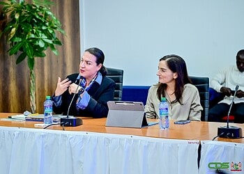 IDB 4 De Inter-Amerikaanse Ontwikkelingsbank (IDB) en de Surinaamse regering hebben afspraken gemaakt om het sociale uitkeringssysteem te verbeteren en te moderniseren.