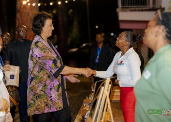 IDB viert succesvolle projecten in Suriname tijdens ‘Evening of Magicians 4 De Inter-Amerikaanse Ontwikkelingsbank vierde samen met president Simons en ministers de succesvolle projecten in Suriname, waarbij cultuur en samenwerking centraal stonden. Lees verder voor meer ....