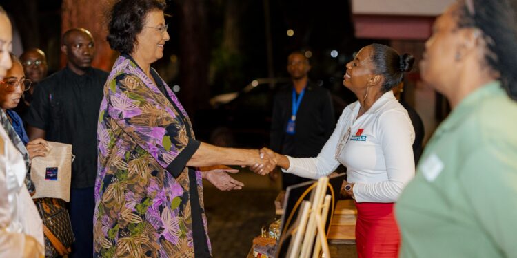 IDB viert succesvolle projecten in Suriname tijdens ‘Evening of Magicians 4 De Inter-Amerikaanse Ontwikkelingsbank vierde samen met president Simons en ministers de succesvolle projecten in Suriname, waarbij cultuur en samenwerking centraal stonden. Lees verder voor meer ....