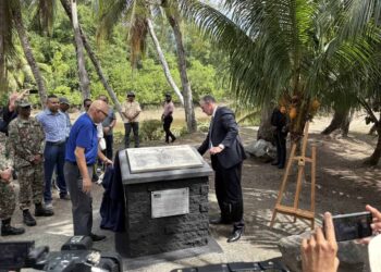 IMG 2389 Op plantage Bakkie is een monument onthuld ter nagedachtenis aan een tragische vliegtuigcrash uit 1943. Lees verder voor het indrukwekkende
